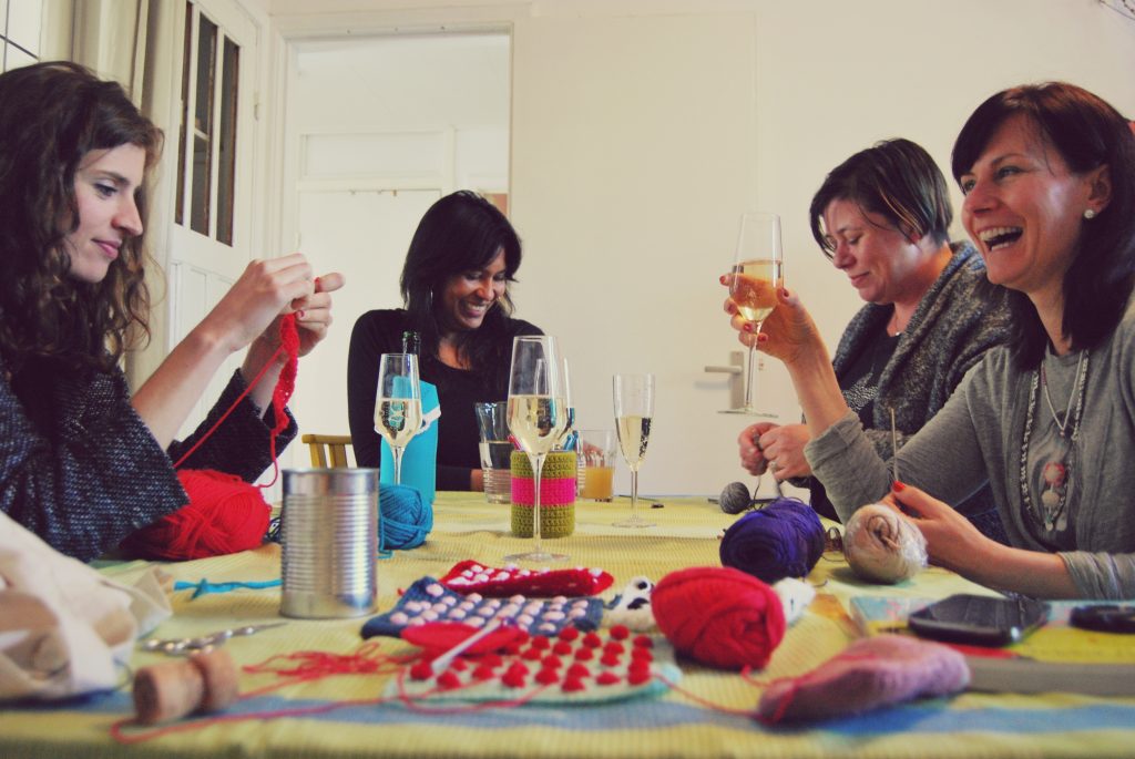 Alumnas tejiendo juntas en una clase de Proyecto Colcha